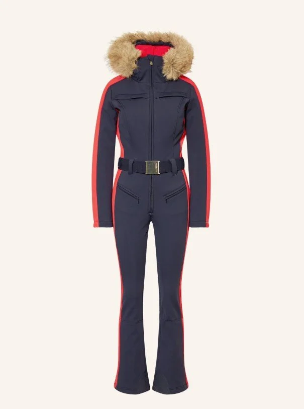 Dunkelblauer Goldbergh Skianzug mit roten Retro-Streifen, Gürtel und Kunstfell-Kapuze. Figurformender Einteiler für modische Slim Fit Ski Outfits.