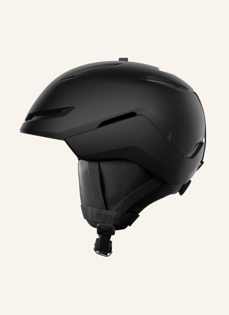 Ein mattschwarzer Skihelm im Seitenprofil mit Belüftungsschlitzen, gepolsterten Ohrenschützern und einem schwarzen Kinnriemen.