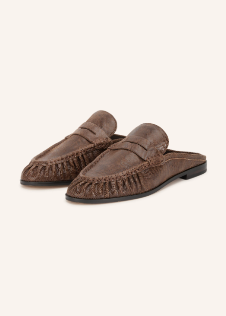 Braune Mules aus strukturiertem Leder mit geprägter Oberfläche, geraffter Spitze und klassischem Loafer-Riemen.