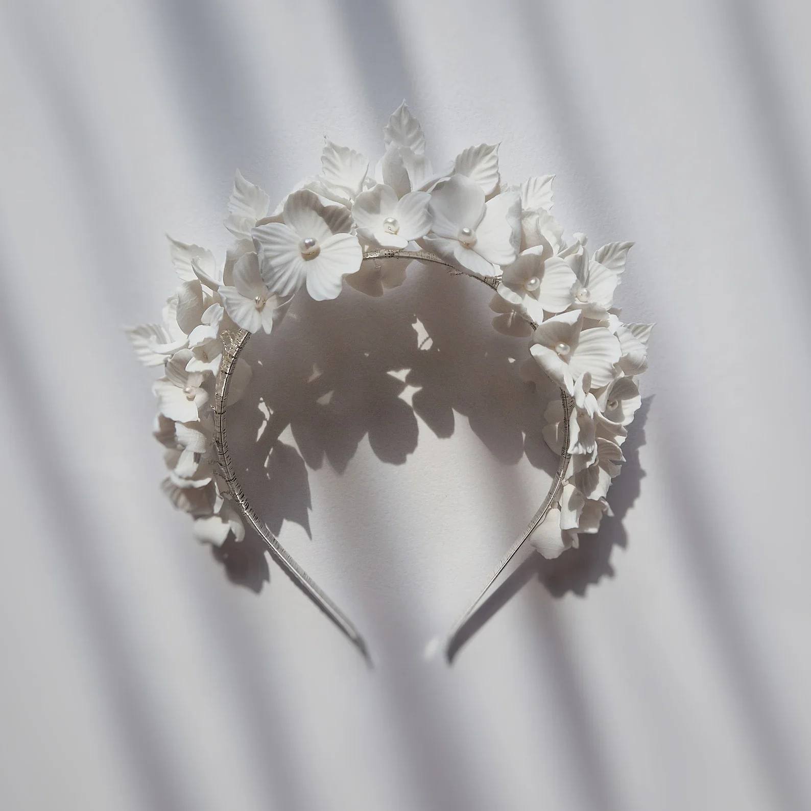 Florales Diadem für die Hochzeit mit weißen 3D-Blüten und kleinen Perlen.
