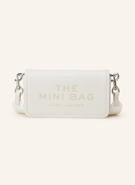 Weiße, rechteckige Umhängetasche in Lederoptik mit der Front-Prägung "THE MINI BAG MARC JACOBS". Sie hat einen weißen Stoffgurt und silberne Beschläge.