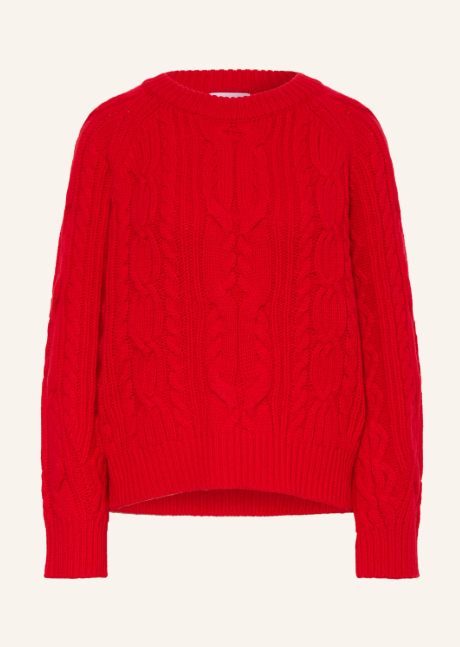 Roter Langarm Pullover aus grobem Zopfstrick mit Rundhalsausschnitt und Raglanärmeln. Lockerer Strickpullover mit plastischem Zopf und Rippmuster vor hellem Hintergrund. Rippbündchen an Kragen, Ärmelenden und Saum.