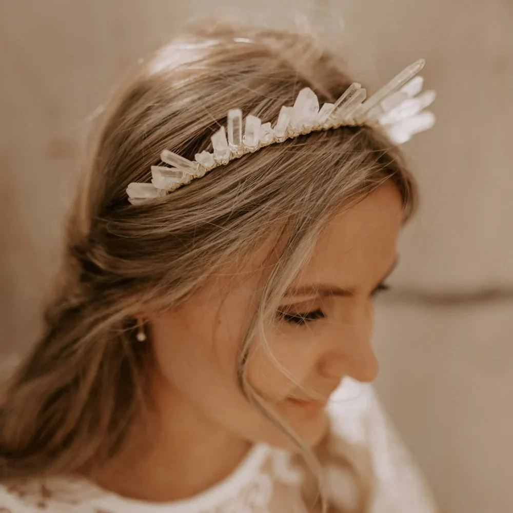 Braut mit einem einzigartigen Diadem für die Hochzeit aus rohen, ungeschliffenen Kristallen, getragen zu einer halb-offenen Frisur.