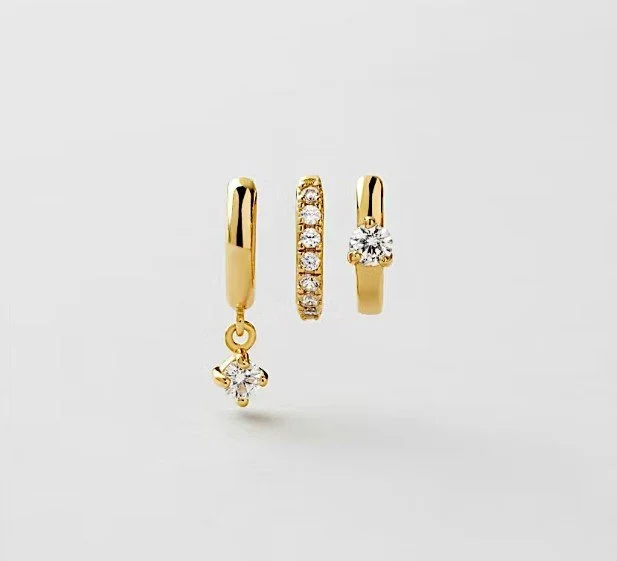 3er Set kleine goldene Creolen (Huggies) mit Zirkonia: Eine mit Kristall-Anhänger, eine mit Pavé-Fassung, eine mit Solitär-Stein. Moderner Layering Brautschmuck von Safira, ideal als Brautohrringe für mehrere Ohrlöcher.