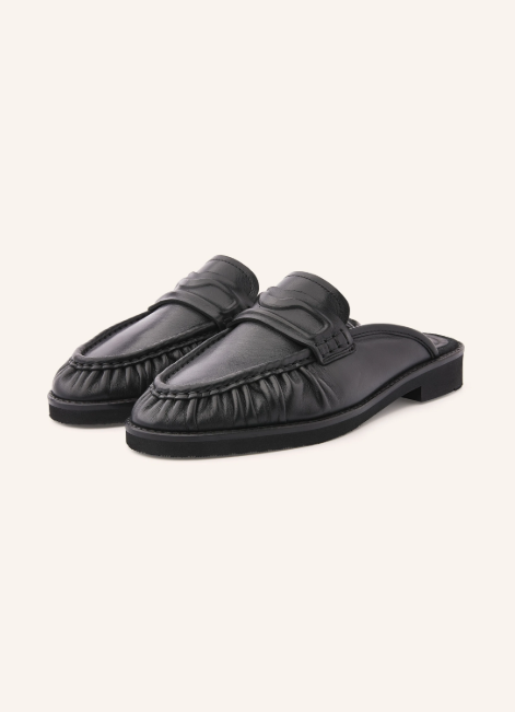 Schwarze, flache Slipper ohne Fersenpartie (Mules) aus glattem Leder mit gerafftem Vorderblatt und einer Penny-Loafer-Garnierung über dem Rist
