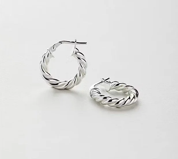Kleine silberne Creolen (Hoops) im gedrehten Kordel-Design (Twisted / Rope Look). Klassischer, strukturierter Brautschmuck von Safira, ideal als zeitlose Brautohrringe in Silber.