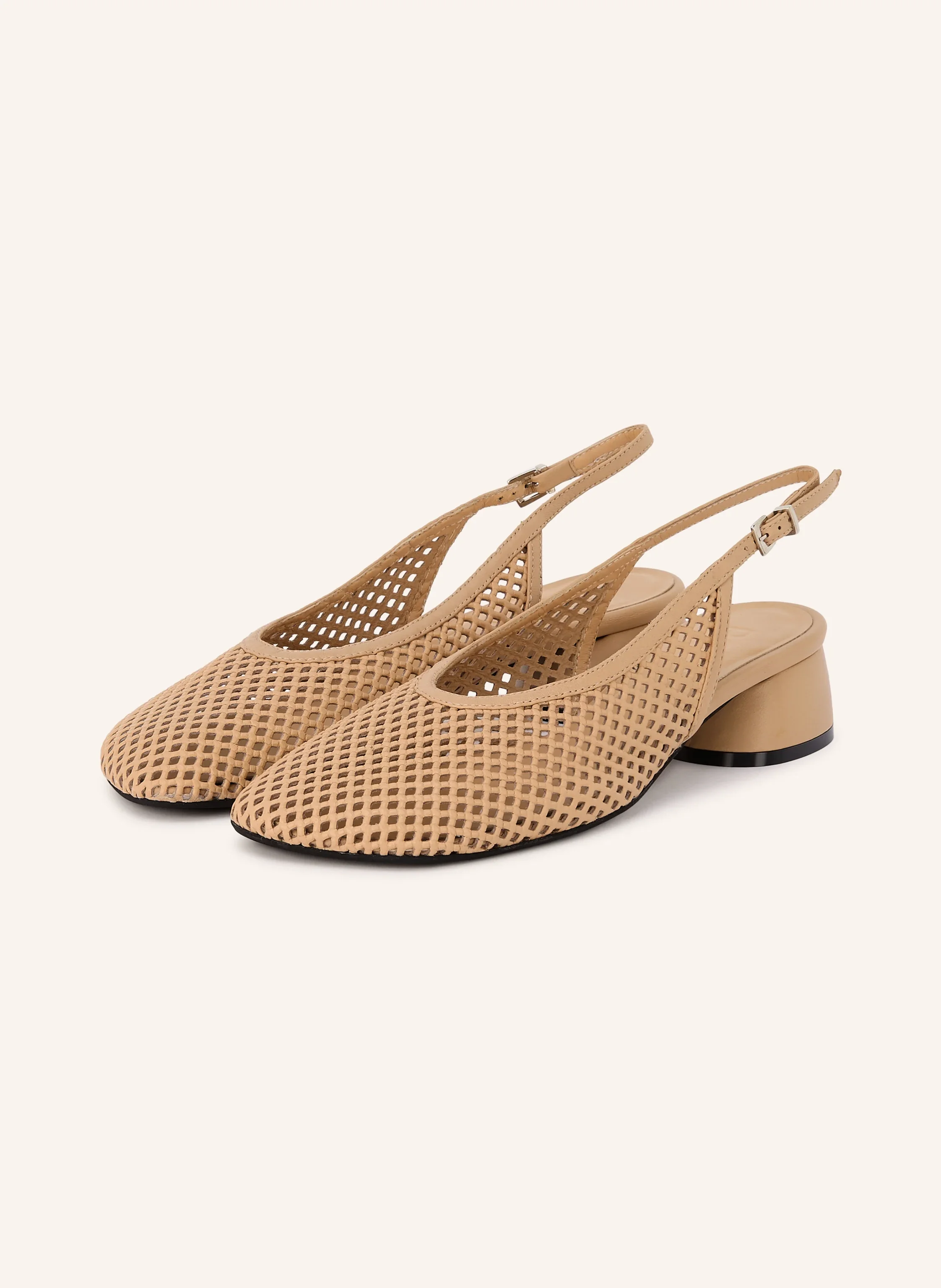 Camelbrauner Mesh-Slingback mit Gitterleder-Obermaterial und rundem Block-Heel – transparenter Sandal Frühling 2026