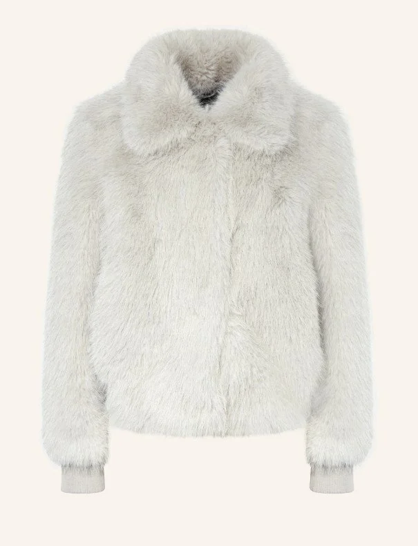 Flauschige Kunstfell-Jacke (Faux Fur) in der Trendfarbe 2026 „Cloud Dancer“. Die kurz geschnittene Jacke in zartem Off-White besticht durch ihre weiche Textur und den eleganten Kragen – perfekt für luxuriöse Winter-Styles.