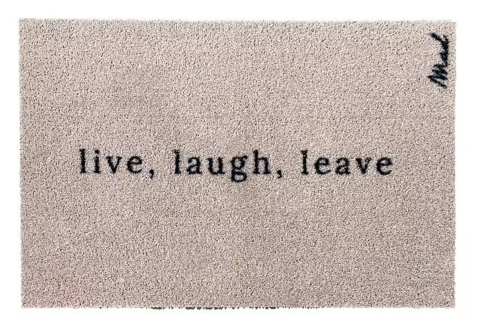 Minimalistische Fußmatte in hellem Beige mit dem humorvollen, schwarzen Schriftzug „live, laugh, leave“ in Schreibmaschinen-Optik.