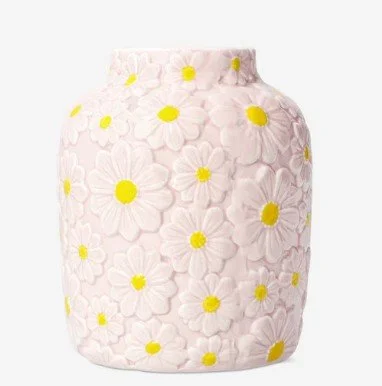 Rosafarbene Vase von Flying Tiger mit einer strukturierten Oberfläche aus vielen kleinen, weißen Gänseblümchen-Reliefs.