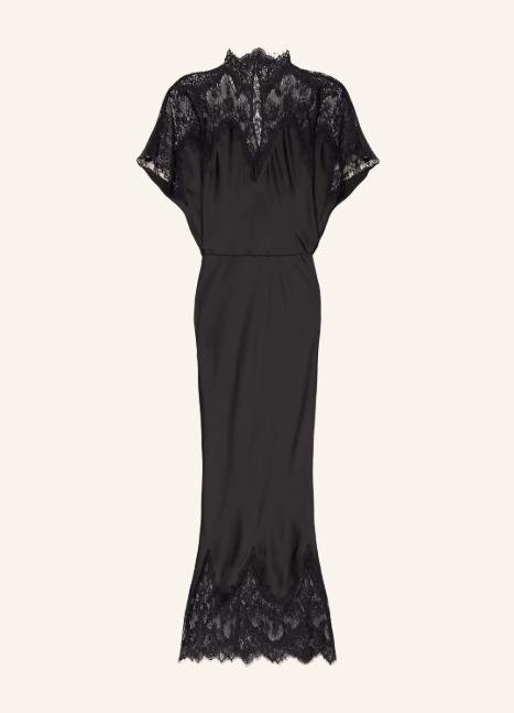Schwarzes Satinkleid mit Spitze an Kragen Ärmeln und Saum vor hellem Hintergrund. Elegantes langes Damenkleid mit Stehkragen kurzen Ärmeln tailliertem Schnitt und fließendem Rock.