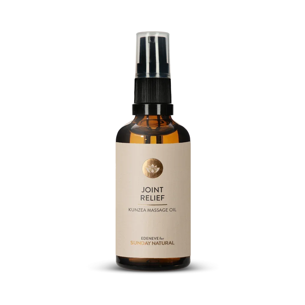 Braune Glasflasche mit schwarzem Pumpspender. Auf dem beigen Etikett steht in schwarzen und goldenen Buchstaben: "JOINT RELIEF KUNZEA MASSAGE OIL". Darunter: "EDENEVE for SUNDAY NATURAL".