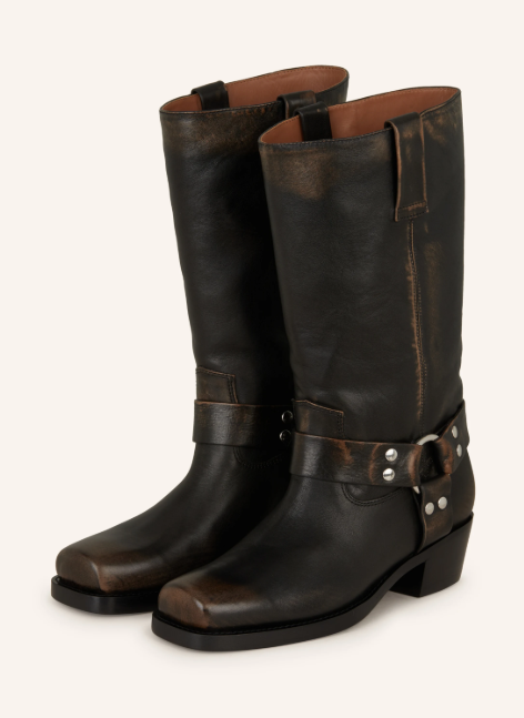 Ein Paar verwitterte dunkle Lederstiefel im Harness-Stil mit quadratischer Zehe.