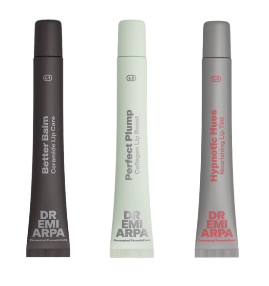 Drei schmale Lippenpflege-Tuben von DR EMI ARPA: dunkelgrau ("Better Balm"), hellgrün ("Perfect Plump") und grau mit rötlicher Schrift ("Hypnotic Hues").