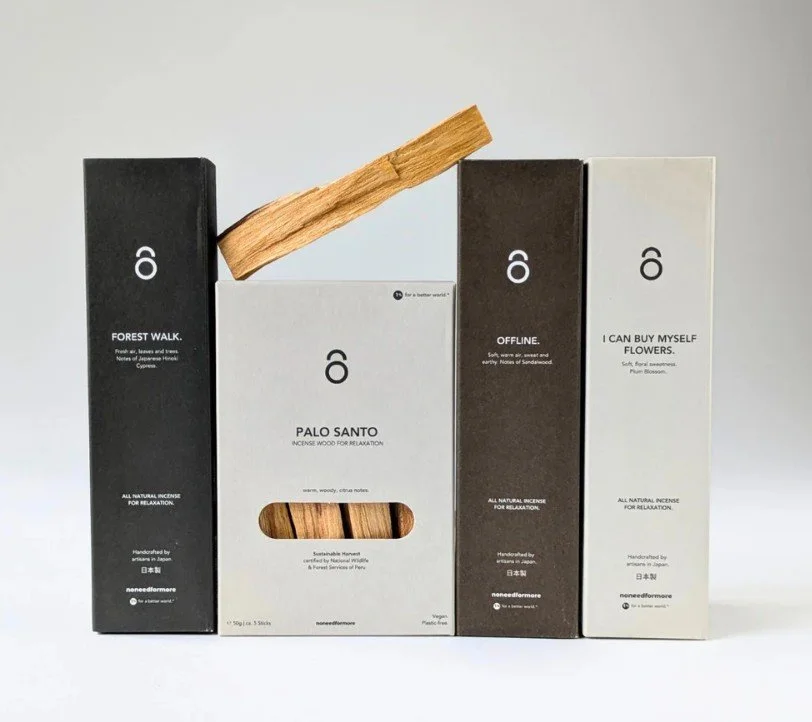 Vier minimalistisch designte Räucherstäbchen- und Palo Santo Verpackungen mit natürlichen Duftnoten wie „Forest Walk“, „Offline“, „Palo Santo“ und „I Can Buy Myself Flowers“ – ideales Geschenkset für Achtsamkeit und Entspannung.