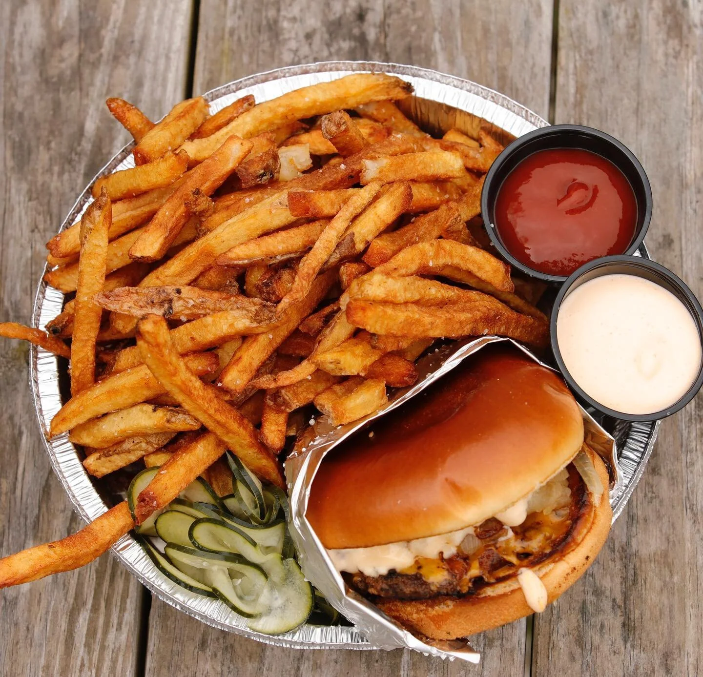 Lunch with @victors_lab today! Grab a beer, a bite to eat, and enjoy the view! 😎

#OrganicBeer #TheNaturalChoice #FreehouseBeerCHS #CHSBeer #SCBeer #SCEats #CHSEats #LowcountryFoodTruck #VictorsLab #SmashBurger #Burger #SundayFunday