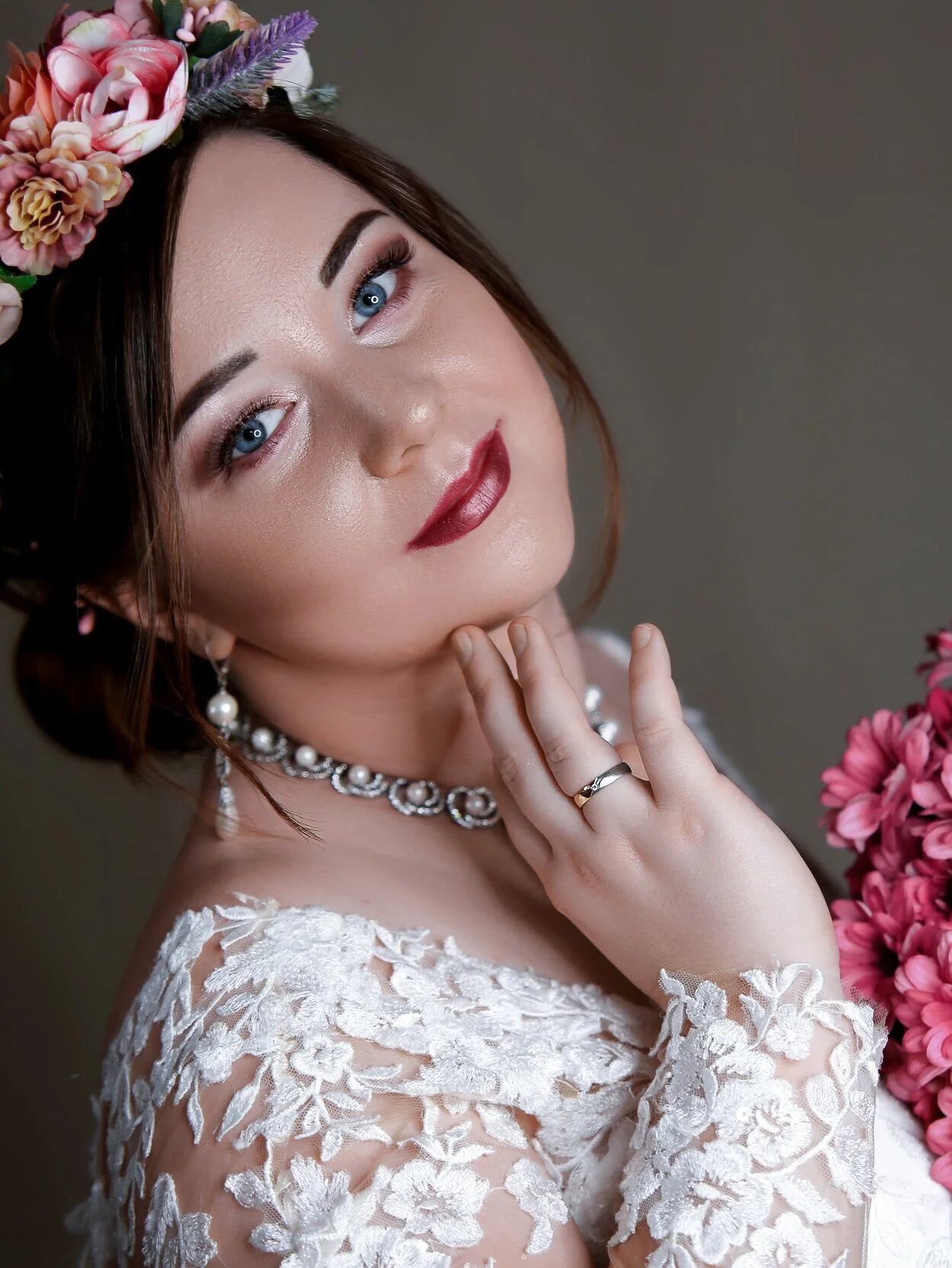 Rosafarbenes Boho Braut Make-Up mit Chignon