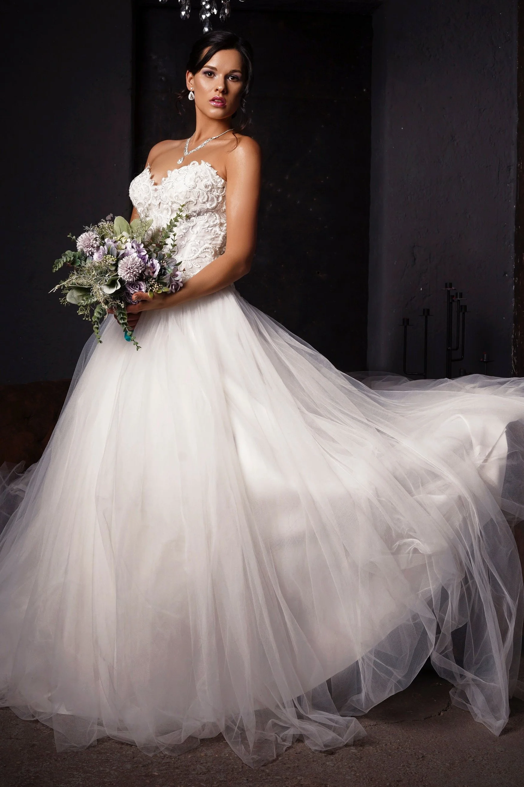 Fliederfarbenes Make-Up, Chignon passend zum Brautstrauß