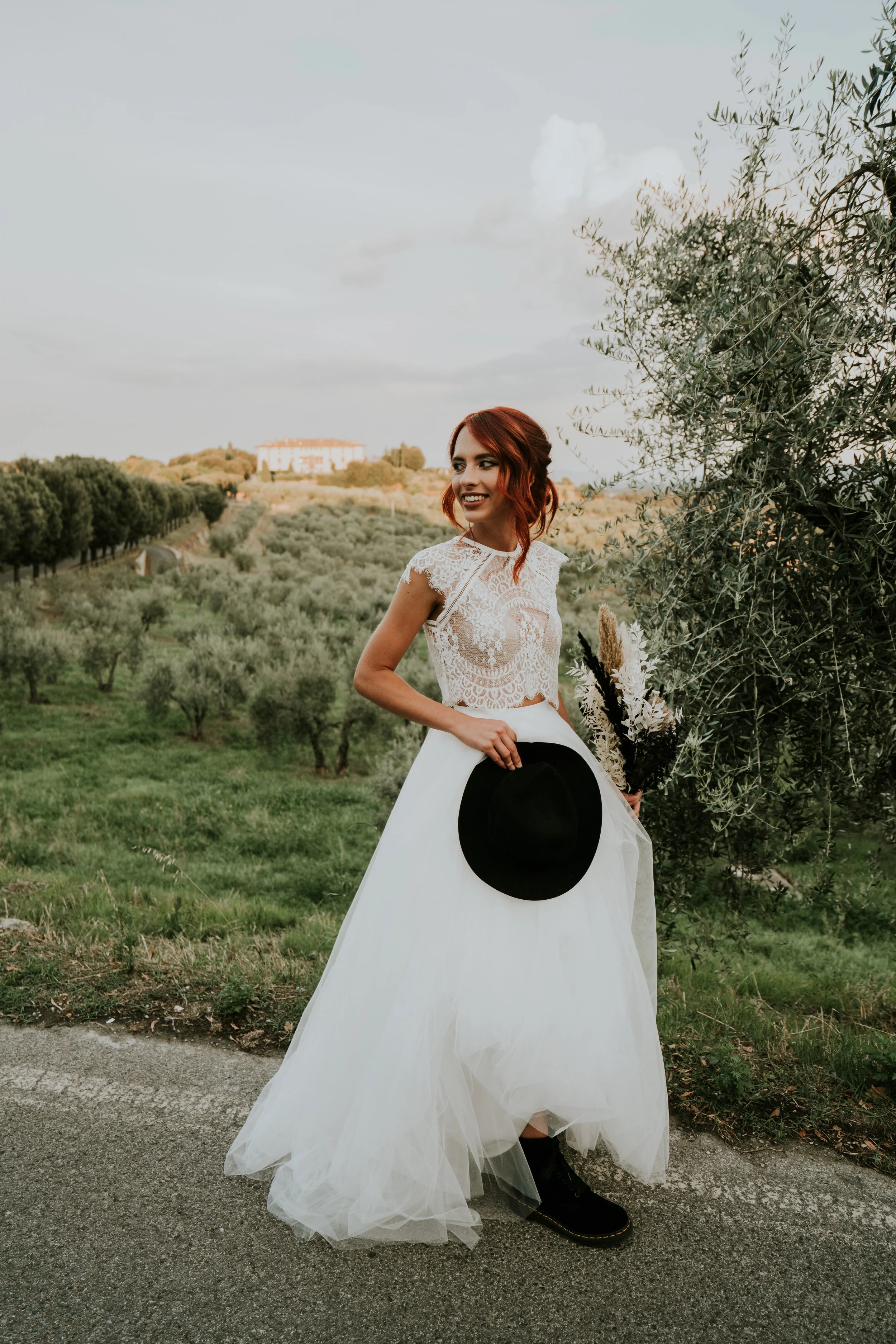 Braut mit Hut und Boots