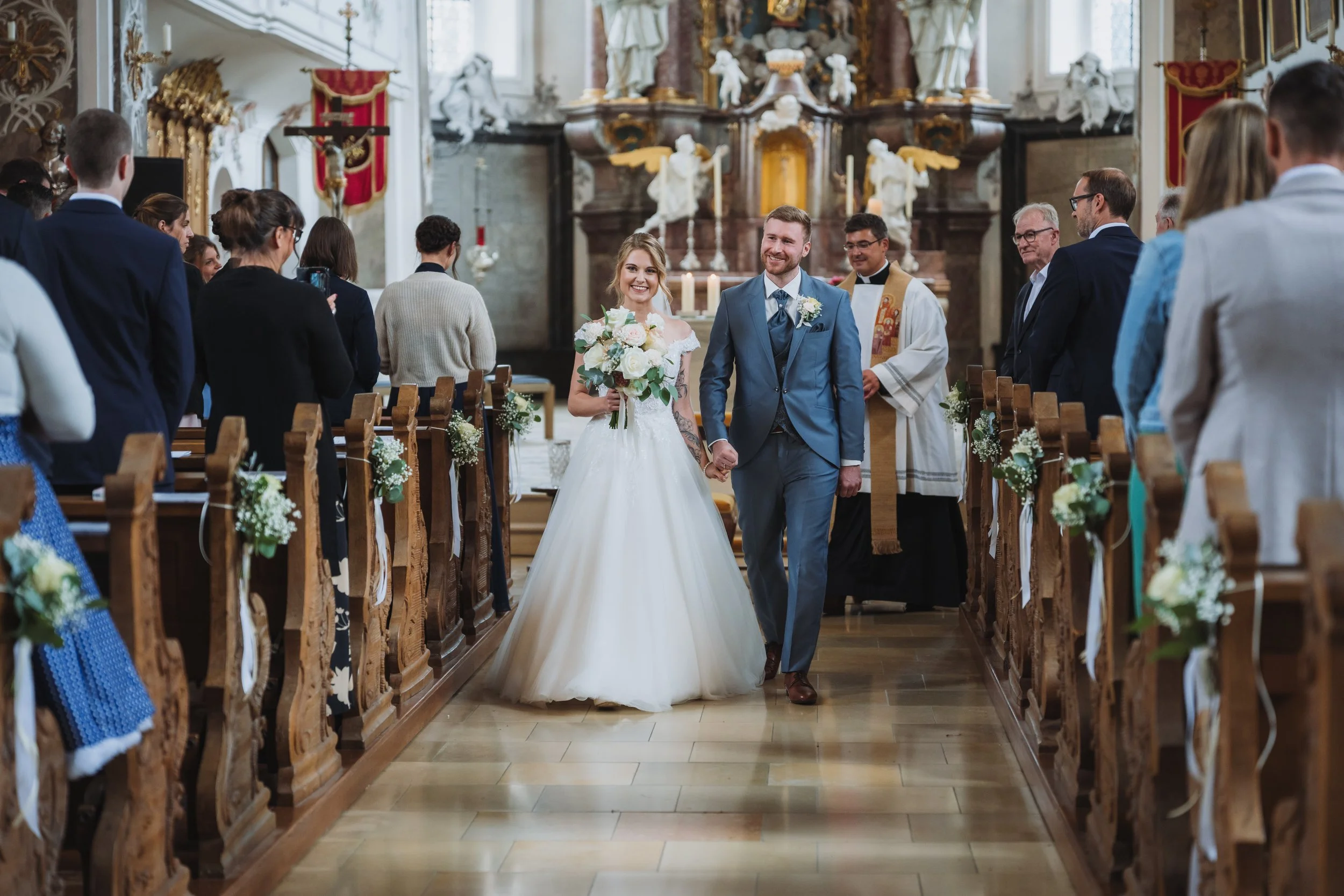Auszug aus der Kirche in Erbach