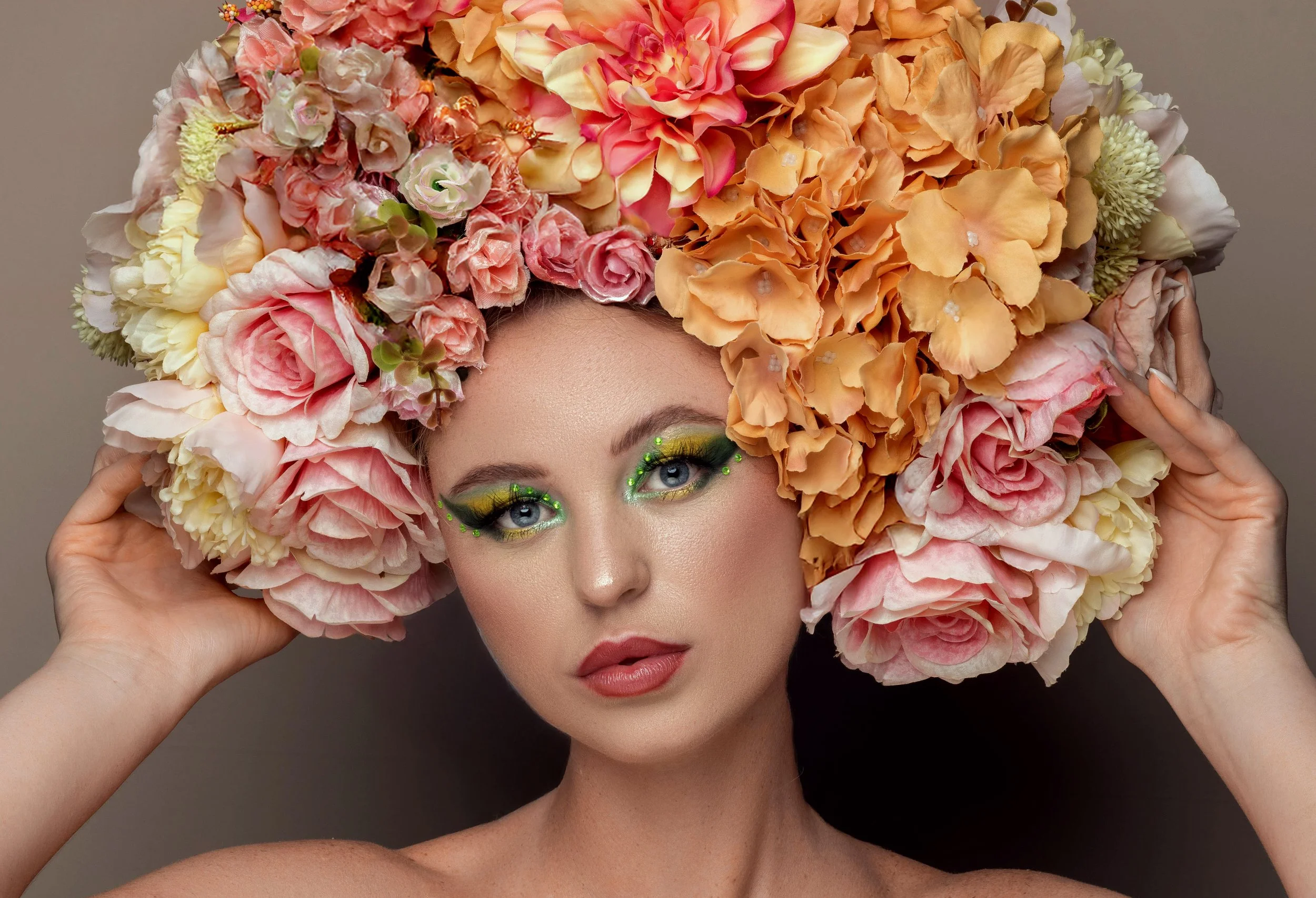      

 
   K reatives Make-up &amp; Natürlichkeit – ein Widerspruch? Ganz und gar nicht .  Immer wieder höre ich Sätze wie:  „Du machst wunderschöne, kreative Make-ups – mit viel Farbe, langen bunten Wimpern, Strasssteinen. Aber ich möchte doch lieb