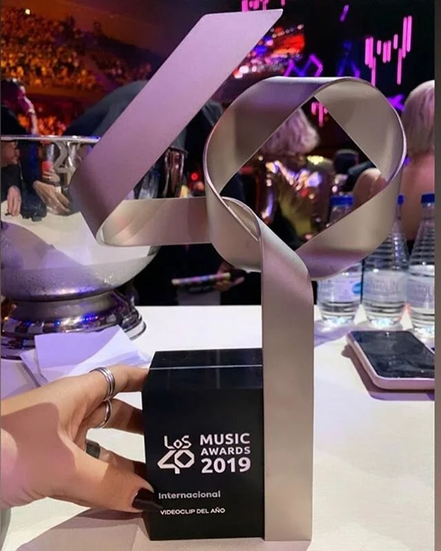 Wow! Wow! Wow! Happy Tears!!! Yes Espa&ntilde;a @los40spain another award brought Home with Mi Fam&iacute;lia!! @sofiareyes @anitta @ritaora @palomahecht @charlieguerrero @chazmishan @thomasaugusto @otscribbles .
.
. 📸: @palomahecht 
#blessed #grate