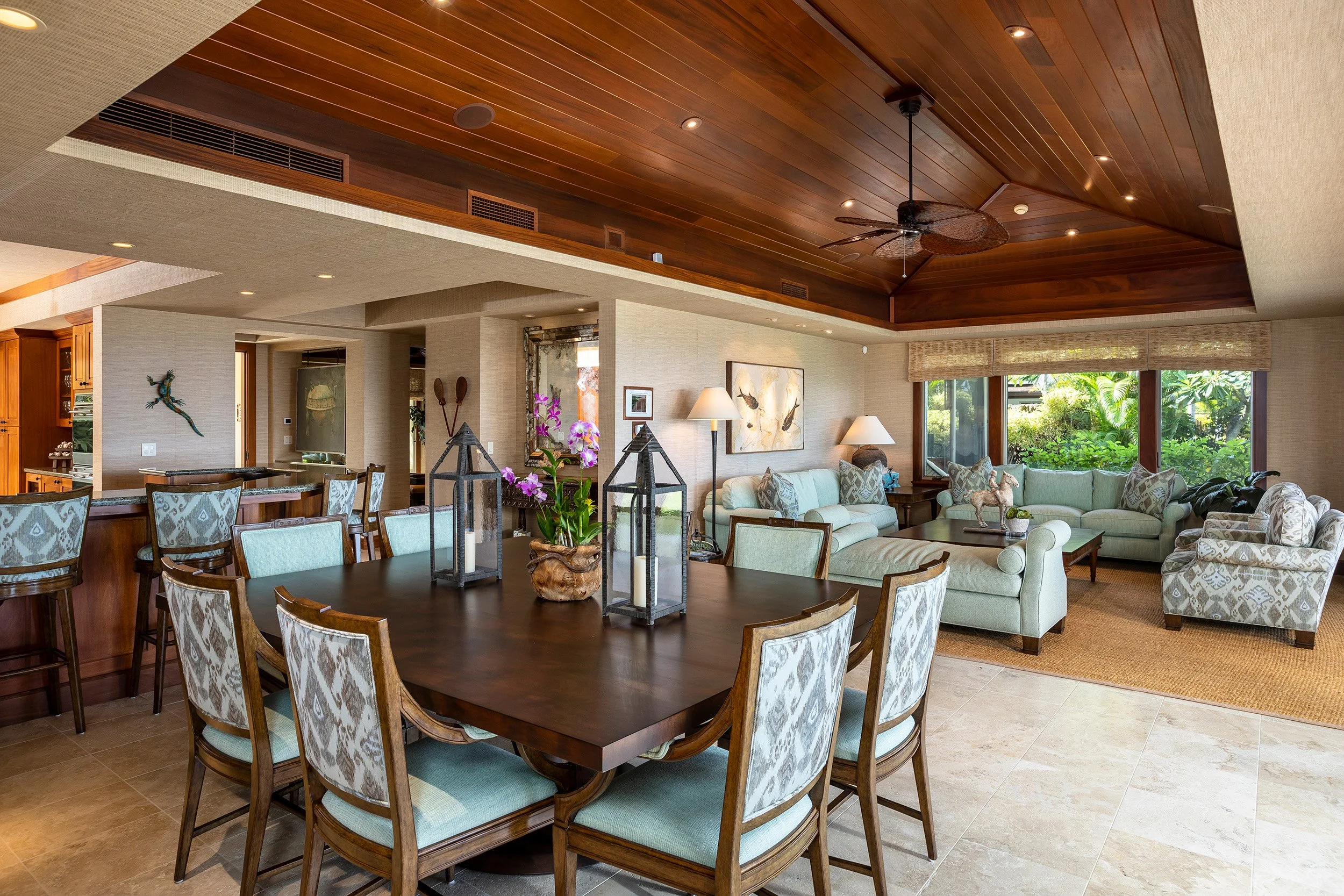 キッチンが広いダイニングルームとリビングルームに繋がっているため、エンターテイニングが楽に行えます。