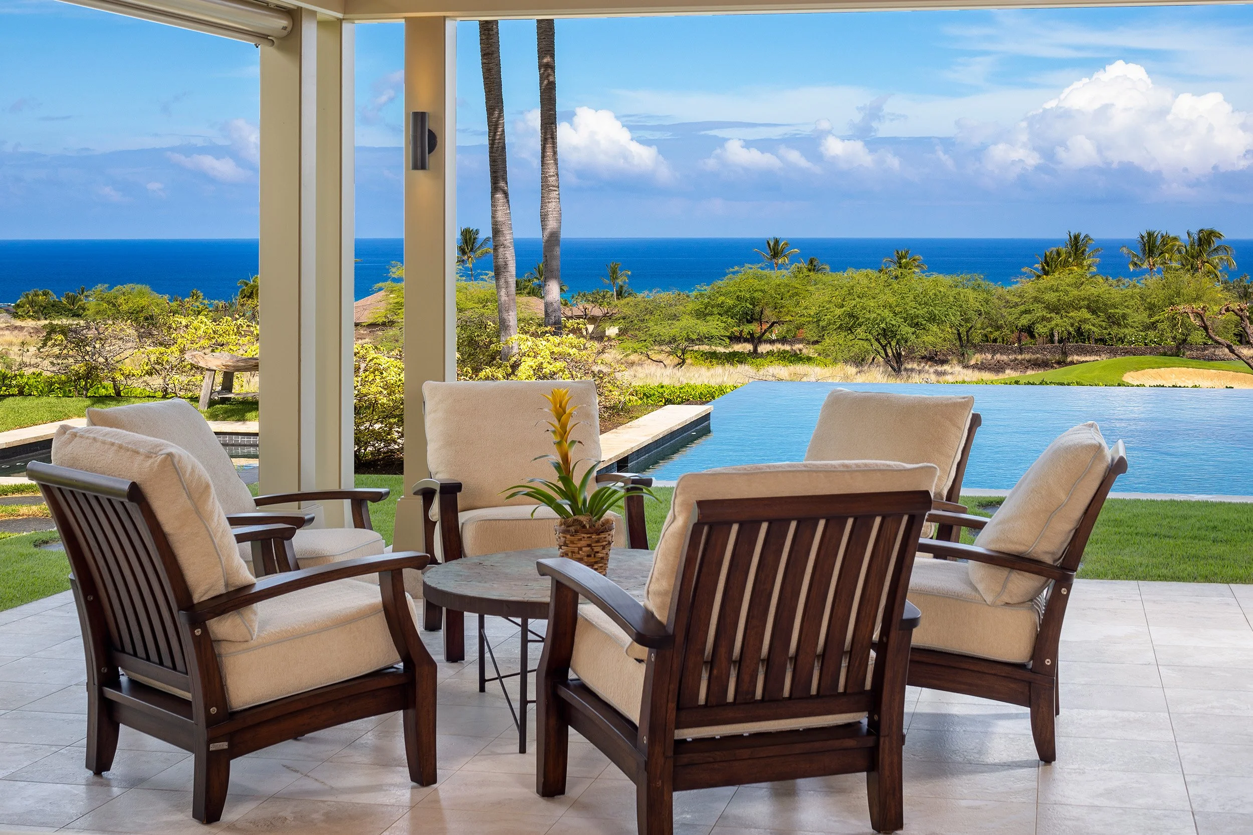 プライベートな屋根付きラナイからは、素晴らしい海とゴルフコースの景色を楽しめます。