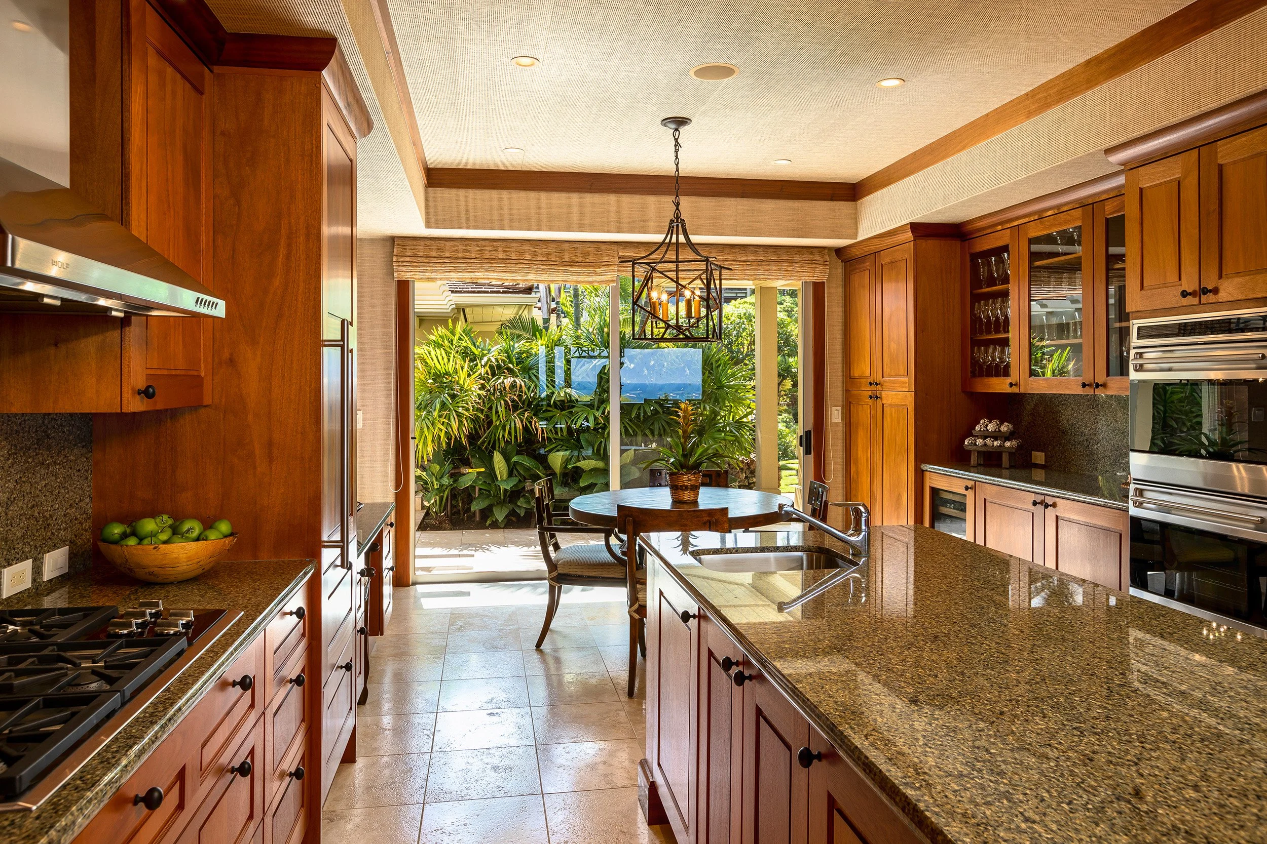 朝食のダイニングエリアからは、エントリーガーデンコートヤードへのスライドドアが見えます。