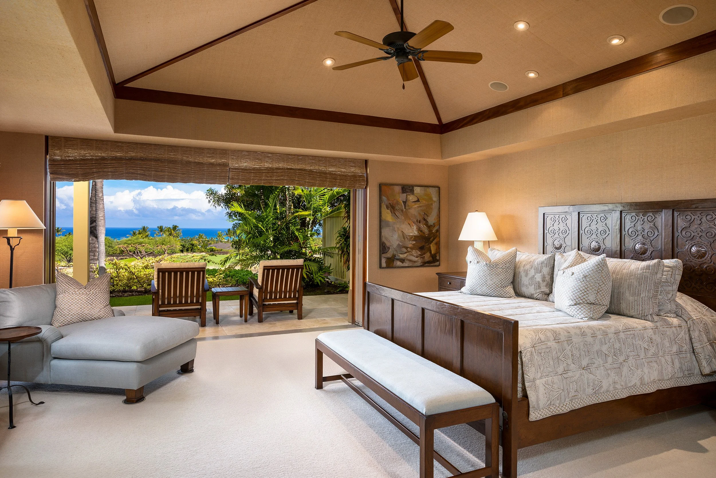 広々としたプライマリベッドルームには美しいオーシャンビューとプライベートなカバードラナイがあります。
