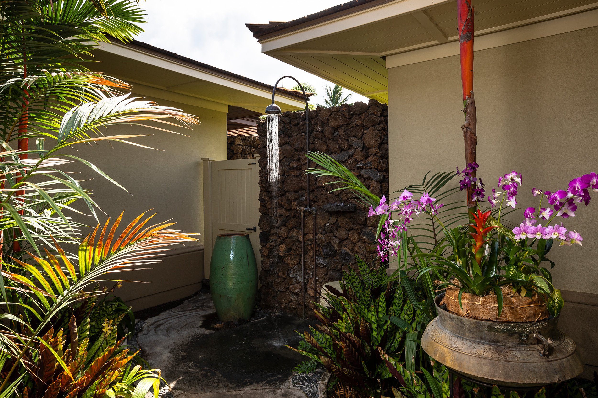 このエステートヴィラには、プライマリシャワーガーデンを含む3つのプライベート屋外シャワーガーデンがあります。
