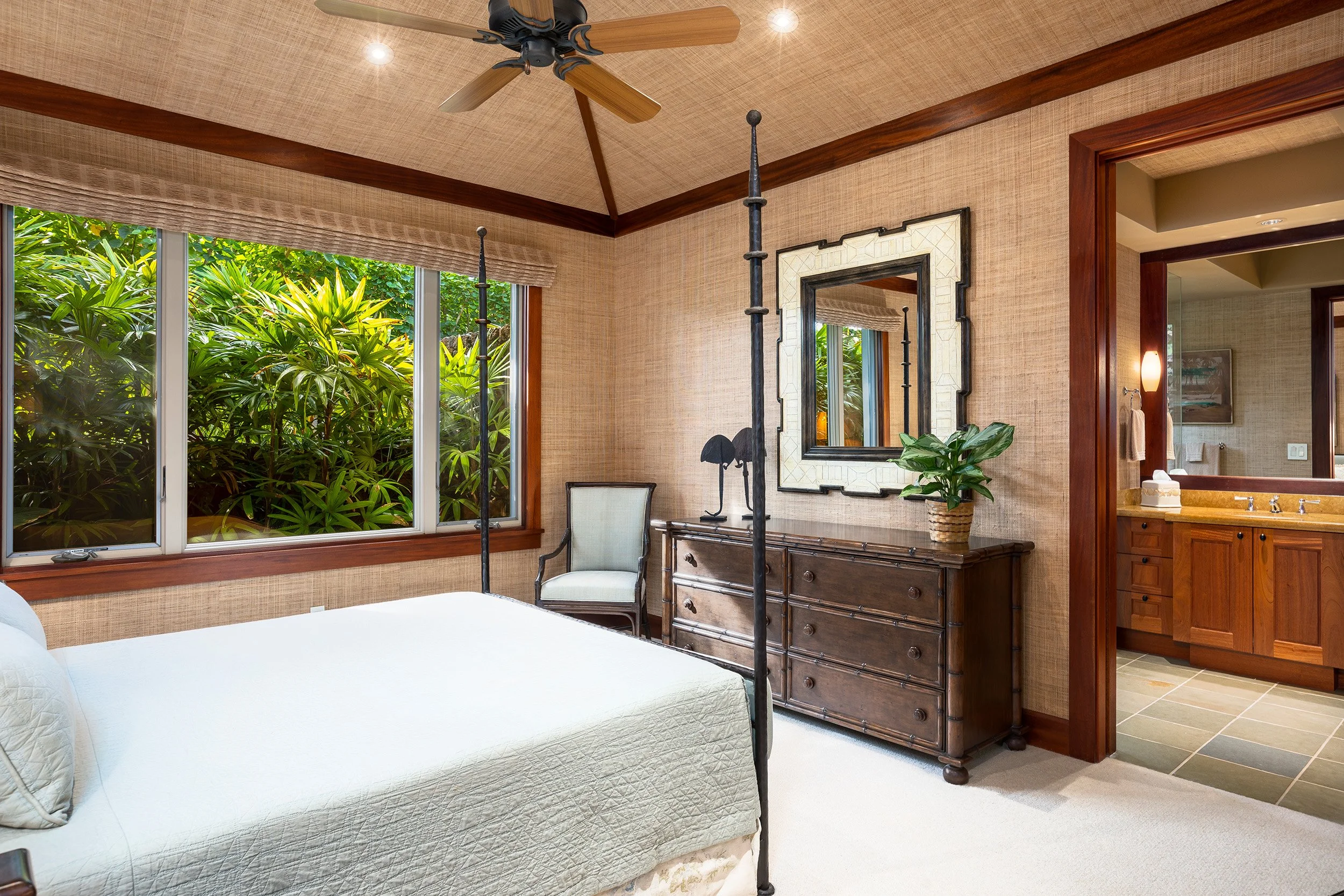 ベッドルーム2は専用バスルームを備え、熱帯の庭園を見渡し、専用の屋外シャワーガーデンがあります。
