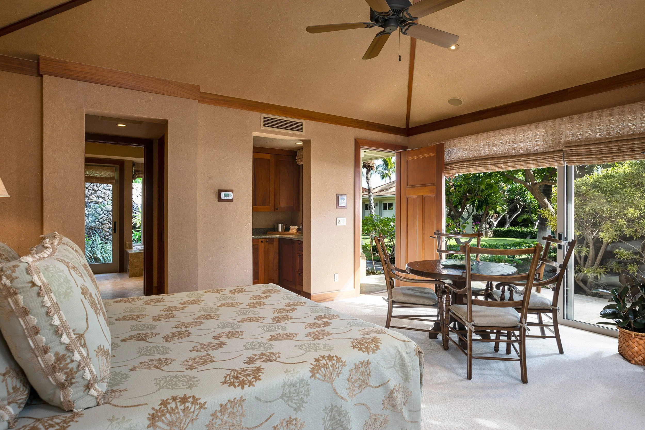  広々とした独立したゲストスイートは、キッチン付きで、家族や友達に最適です。プライベートな屋外シャワーガーデンも備えています。
