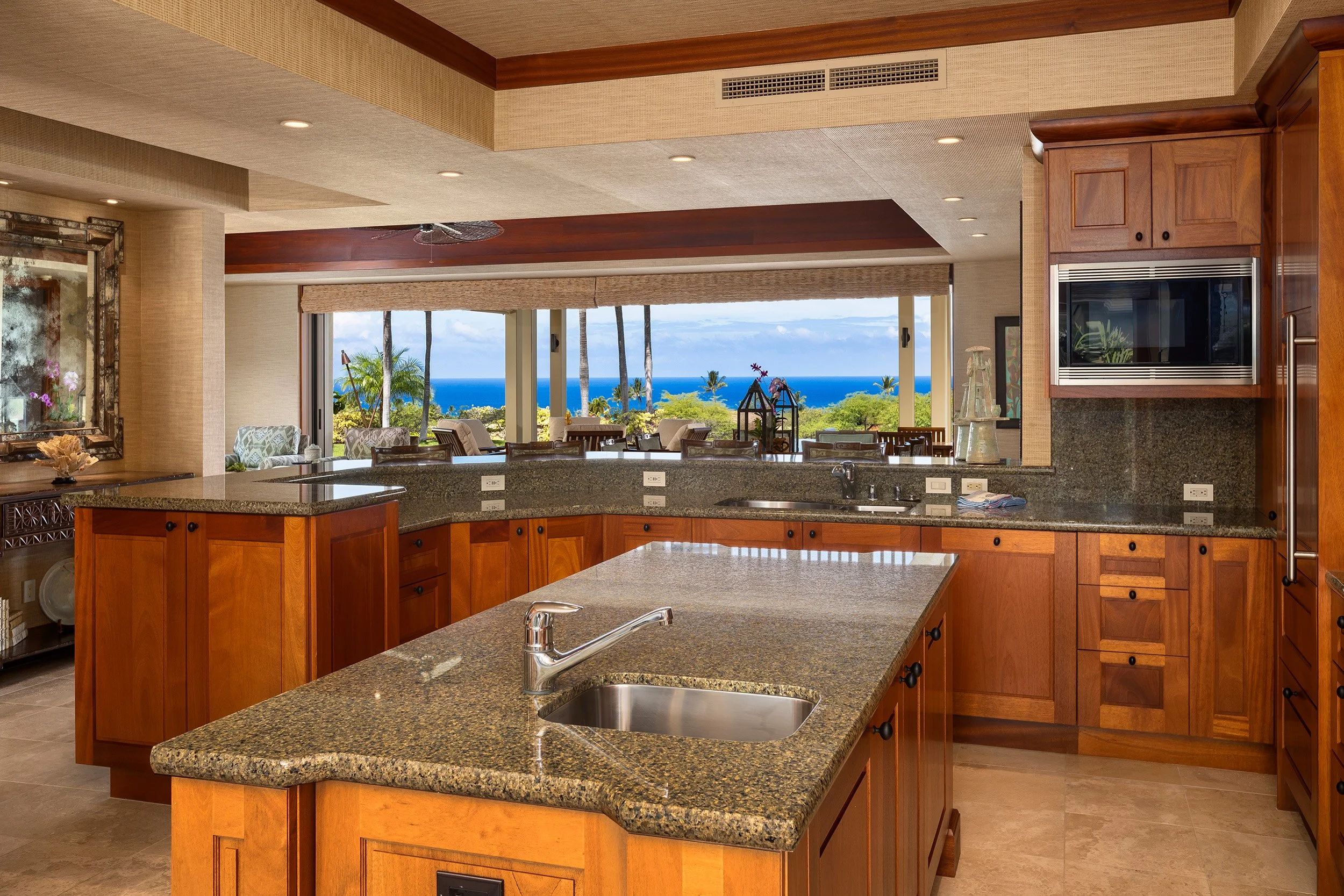  広々としたキッチンには、石のカウンタートップ、マホガニーのキャビネット、最高級の家電が備わっています。
