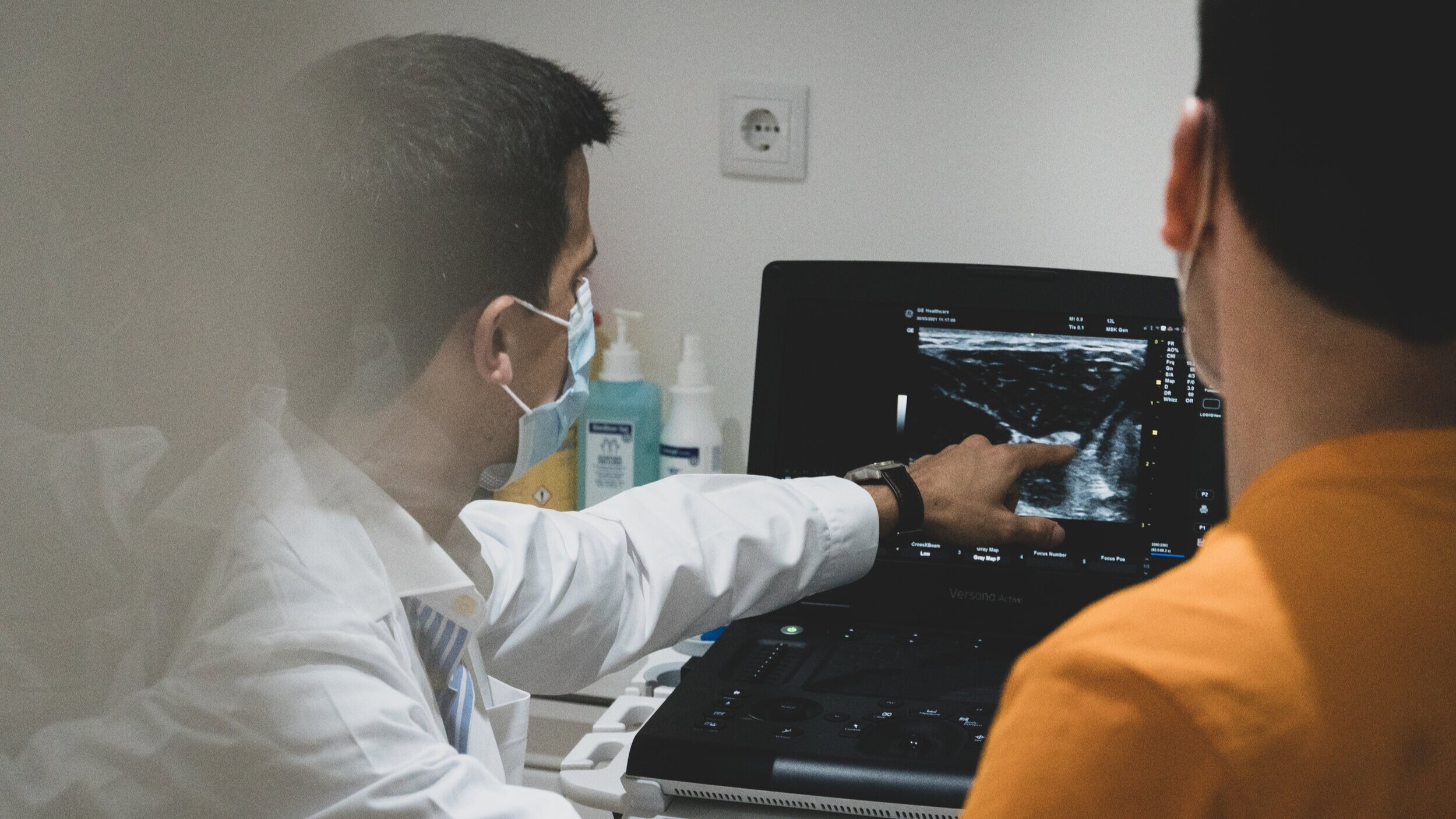 Procedimento médico guiado por imagem na clínica