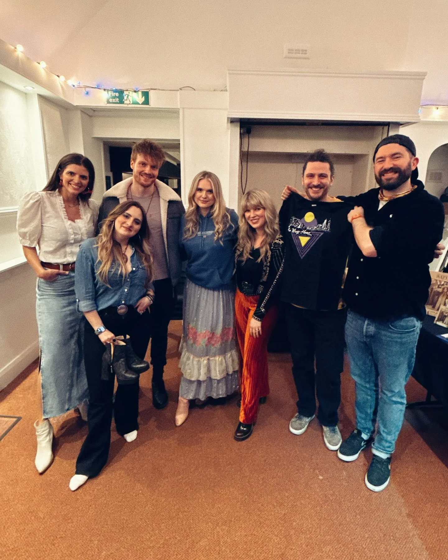 What a fun night at the @goodcompanywritersround at @thvcwirral with @katy_hurt @amyjoofficial @reganstewart and @twowayshome 🎶🤗🤩

Pic 4 by @livlivcarroll