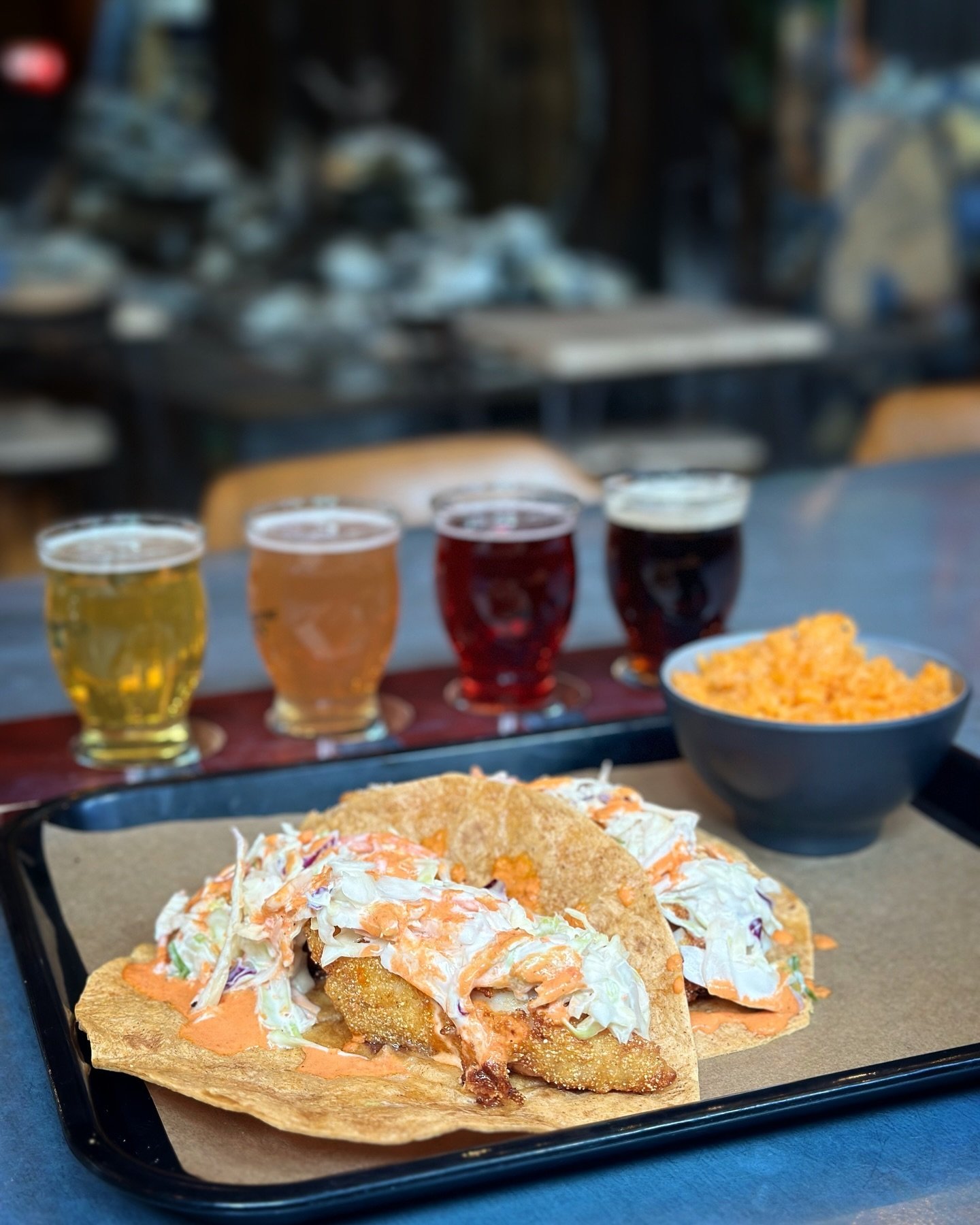 Sunday Vibes with a perfect pair; fish tacos and a colorful beer flight! Cheers! 🍻