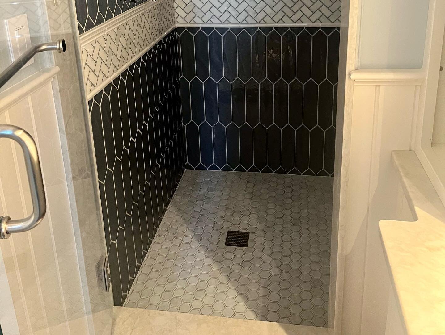 Another day, another beautiful tiled shower
&bull;
&bull;
&bull;
#perillo #pmtg  #bathroom #tileguys #tiletuesday #woodandclay #custom #designer #accent #lakewinnipesaukee #blue #jambkit #stoneniche #stoneguys #hextile #pickettile