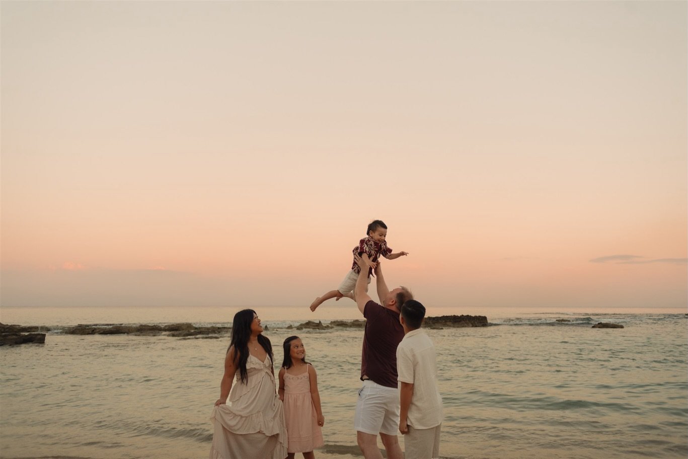 a moment for the 💗 sky and this adorable ohana 
.
.
.
. 
.
Oahu Hawaii Family Photographer #oahufamilyphotographer #hawaiiphotographer #hawaiifamilyphotographer #hawaiimaternityphotographer #hawaiiengagementphotographer oahuengagementphotographer