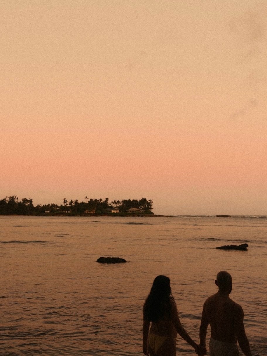 Love me a colorful sunrise 🧡
.
.
.
. 
.
Oahu Maternity Photographer | Hawaii Babymoon Photographer | Oahu Photographer | Hawaii Maternity Photographer | Hawaii Photographer | Hawaii Elopement Photographer