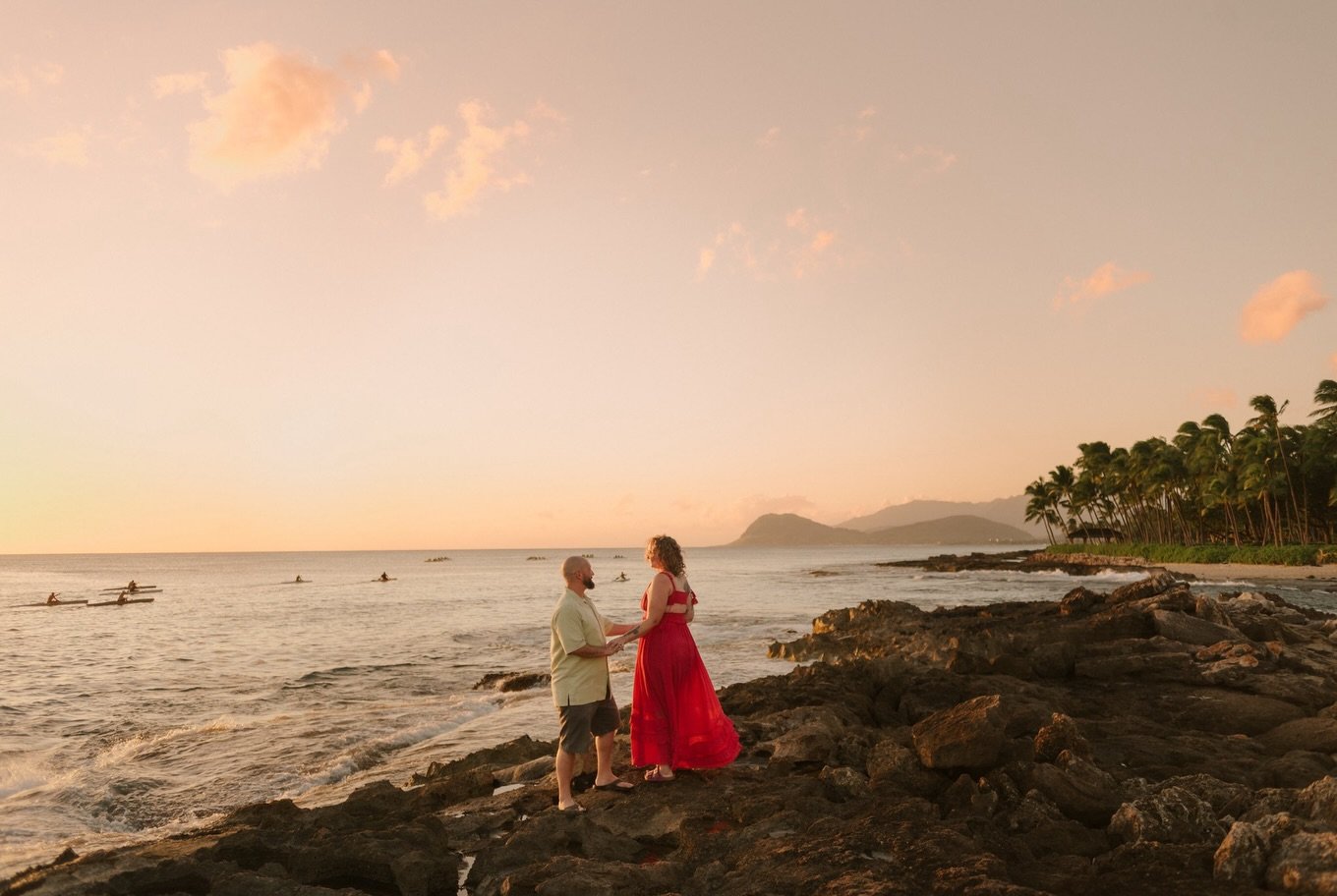the sunset showed out for these two celebrating their 17th wedding anniversary 🤩
.
.
.
. 
.
Oahu Hawaii Couples Photographer | Hawaii Engagement Photographer | #oahuengagementphotographer #oahuelopement 
#hawaiiengagementphotographer #oahucouplespho