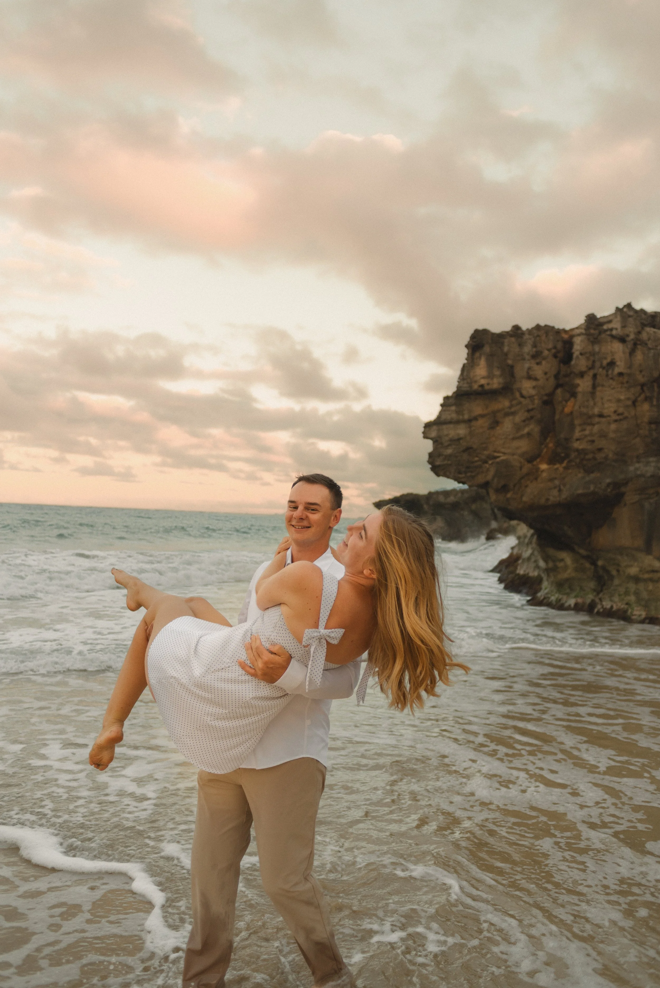 top oahu photographer, fun and relaxed engagement photos in hawaii