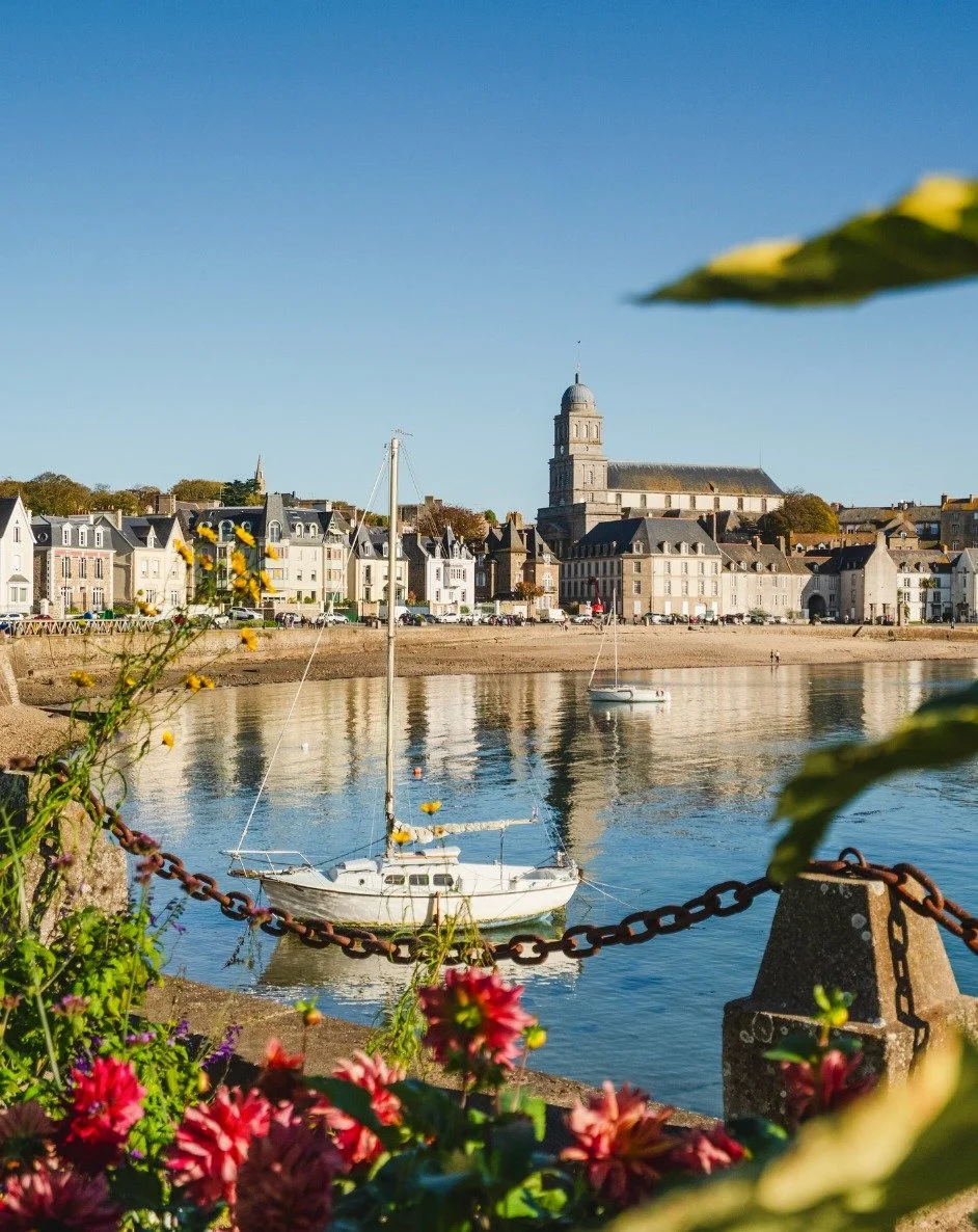 Saint-Malo...where you can expect the salty sea breeze to mingle with the scent of fresh cr&ecirc;pes. The air hums with a laid-back coastal charm and invites you to slow down, wander cobbled streets, and savor life by the tide. 🌊

📍St Malo, Britta