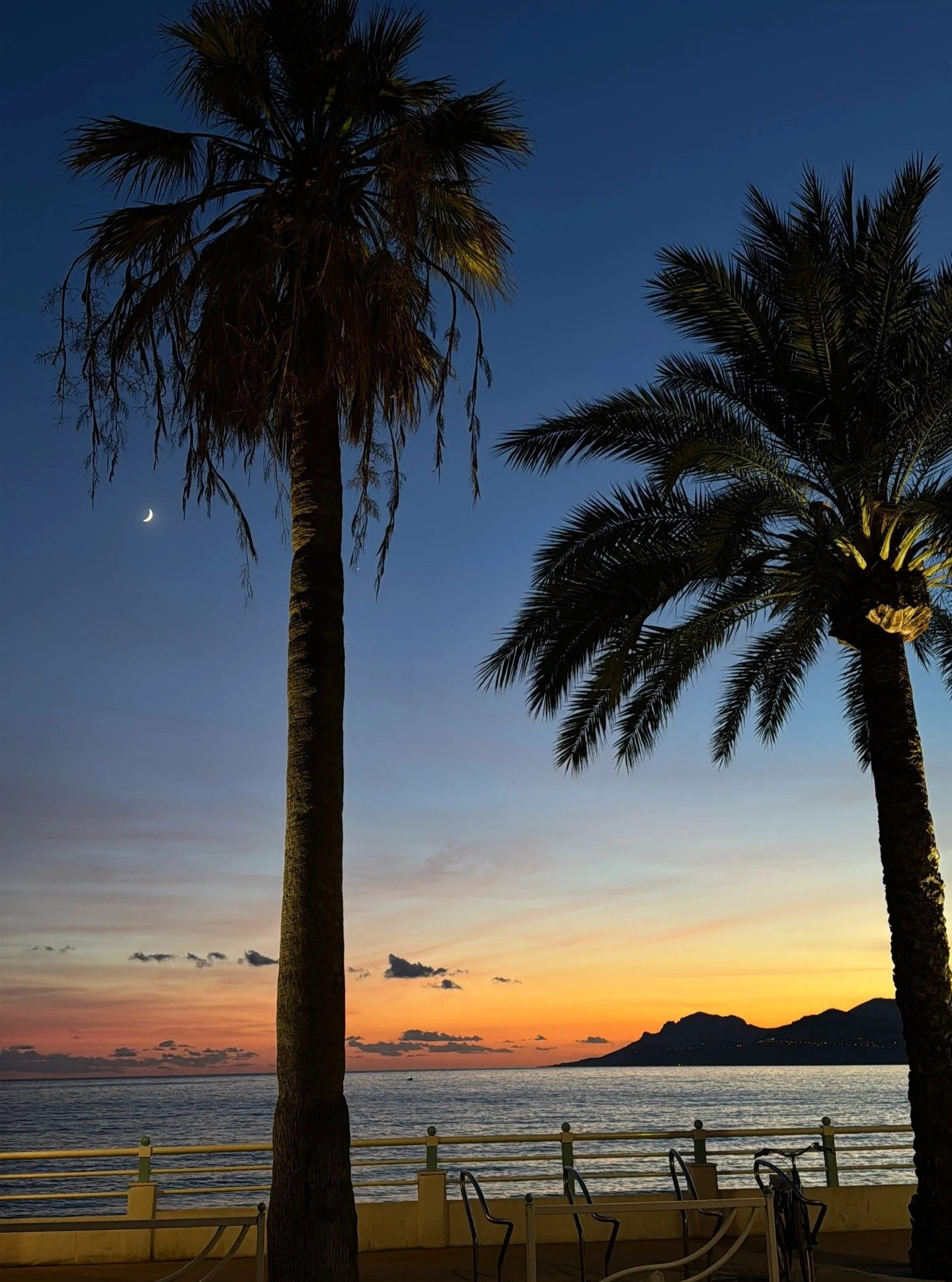 The end of summer on the Cote d&rsquo;Azur. 🌅

Cheers to an epic summer in the South of France! 🌻🥂

Picture from TT. 😌

#tourismefrance #francetourisme #visitfrance #france #francetravel #visiteurope #tournesoltravel #francetrip #privatefrancetri
