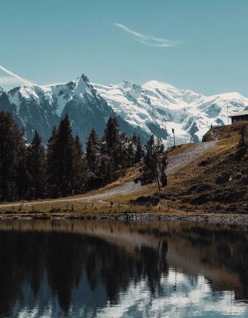 Golden larch trees, crisp mountain air, and snow-dusted peaks make autumn in Chamonix pure alpine magic. 🍂🏔️

Pictures from chamonixmontblanc and clemvideaste. 

#alps #frenchalps #skiing #snowboarding #mountains #mountainbeauty #gondala #winterspo