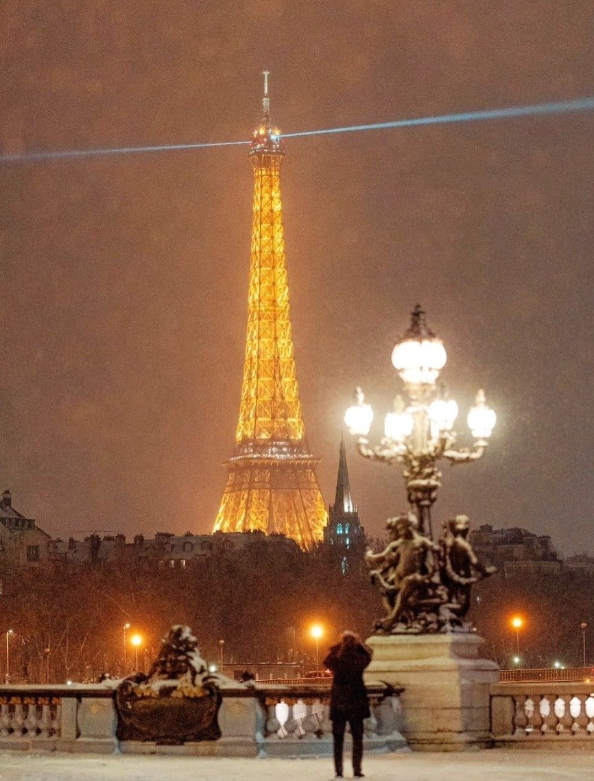 It&rsquo;s (about that) tiiiiiimmeee 🌨️

Snowflakes in Paris&hellip;.our favorite winter wonderland. 🇫🇷

Picture from paris.explore. 

#tourismefrance #francetourisme #visitfrance #france #francetravel #visiteurope #tournesoltravel #francetrip #pr