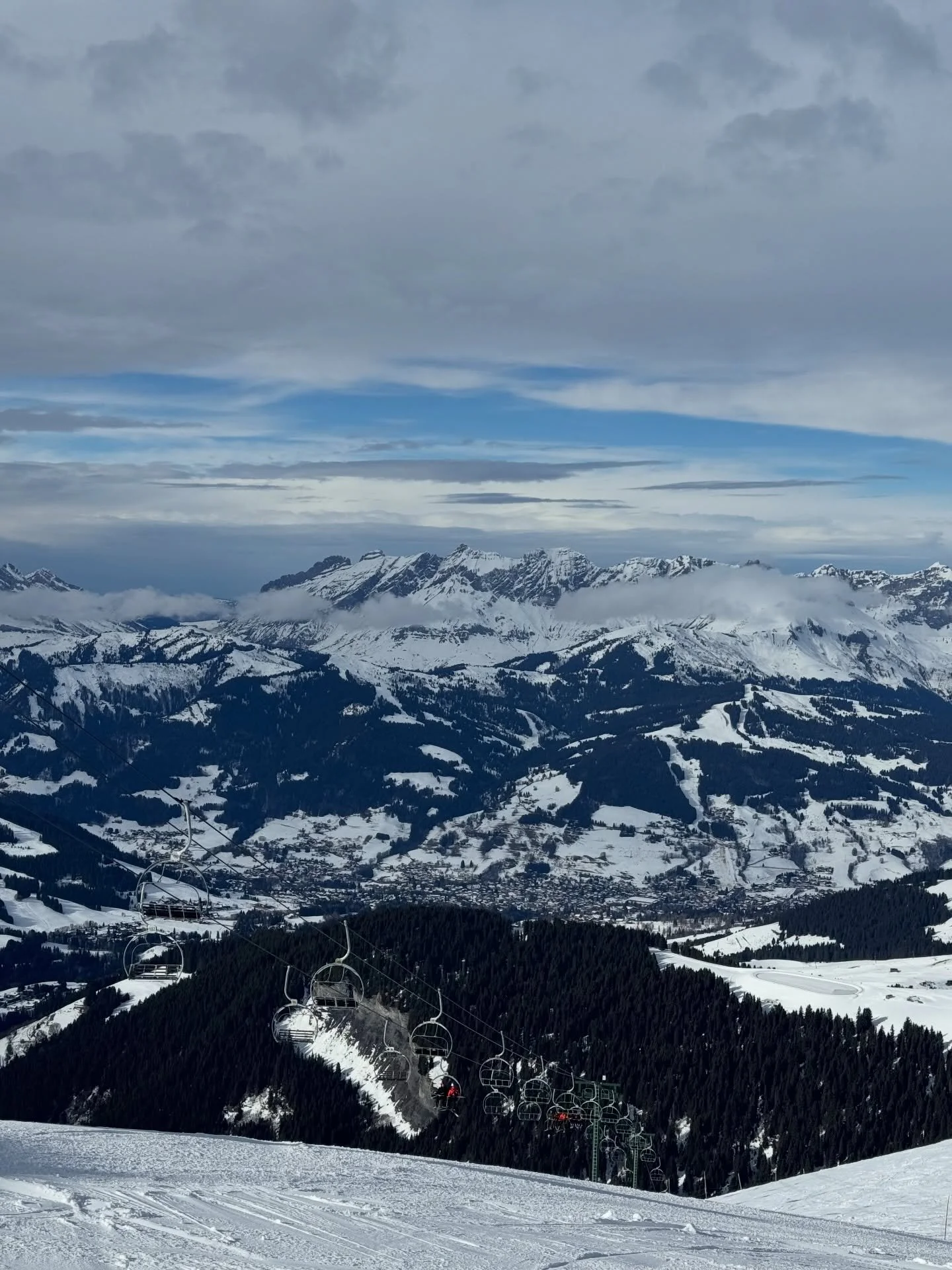 Magic in Meg&egrave;ve 🌨️✨🥂

A huge merci to the Meg&egrave;ve Tourism Office for unveiling the sheer magic of this storybook Alpine village. From snow-dusted chalets to cobblestone streets buzzing with life, there&rsquo;s something unmistakably sp