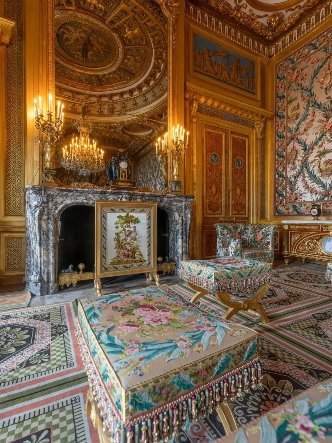 At Ch&acirc;teau de Fontainebleau French culture reveals itself in layers - centuries of art, architecture, and history unfolding room by room. A living masterpiece of France. 🇫🇷✨

Pictures from jbperraudin and chateaufontainebleau

#frenchcastle #