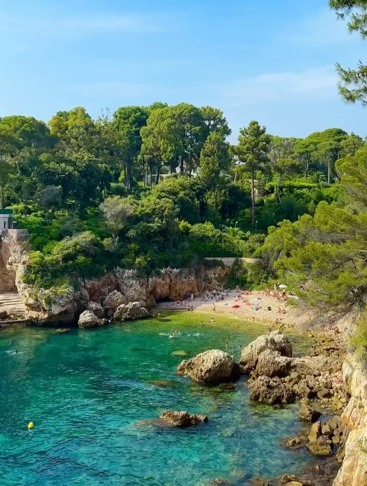 Currently: defrosting. ☀️

Moments in Antibes are getting us through the final stretch of winter. Fishing boats rocking in the harbor, market stalls spilling color onto sunlit streets, and the sea stretching out like a mirror for the sky. Art, light,