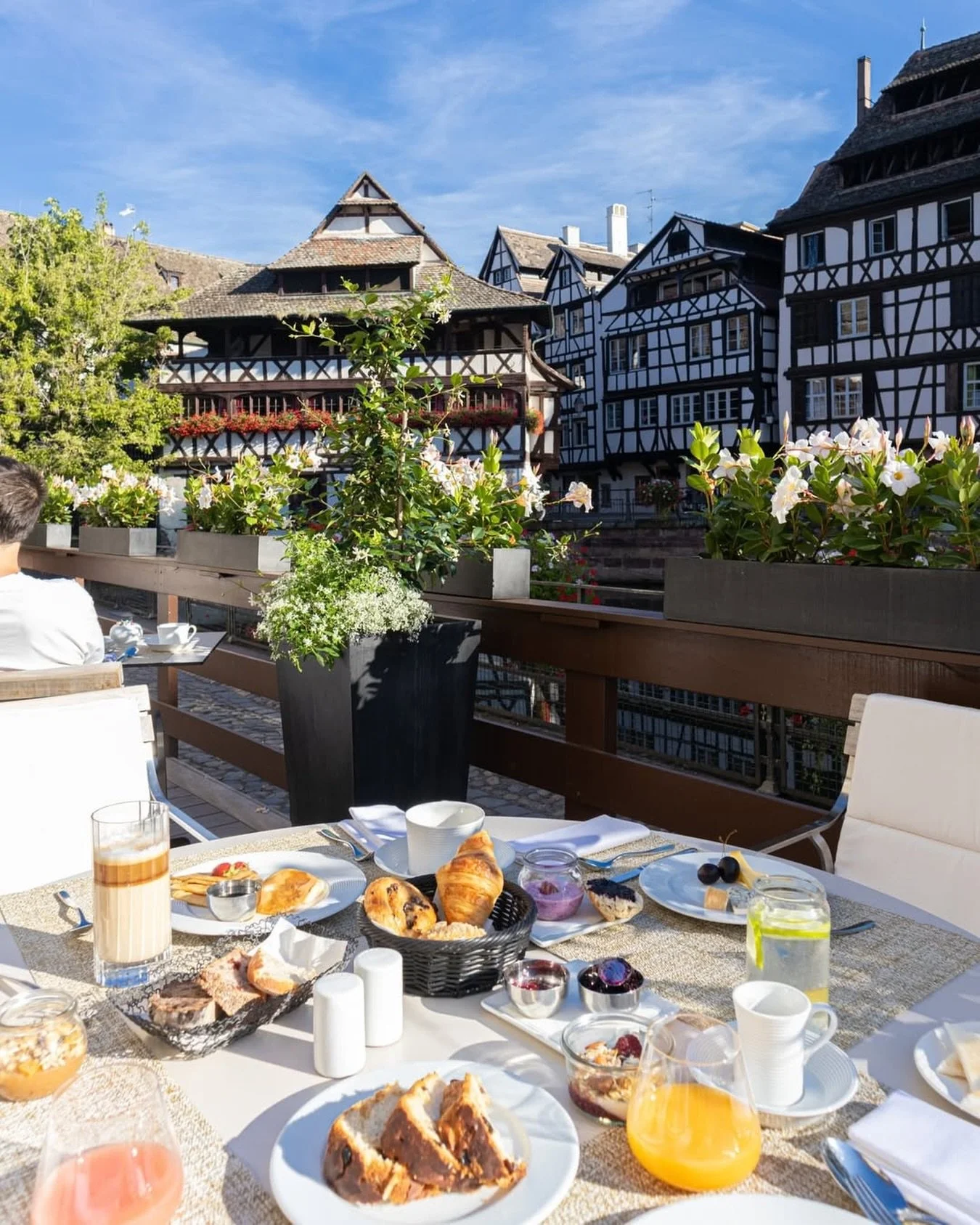 Petit-d&eacute;jeuner with a view in Strasbourg 💛 the most important meal of the day. 🕗

Picture provided by breakfastwithaview &amp; the view provided by Pavillon R&eacute;gent Petite France

#strasbourg #strasbourgtourisme #france #tournesoltrave